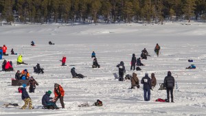 Folksomt på isen