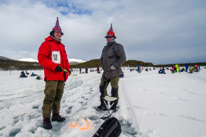 Artig hodebekledning på disse deltakerne